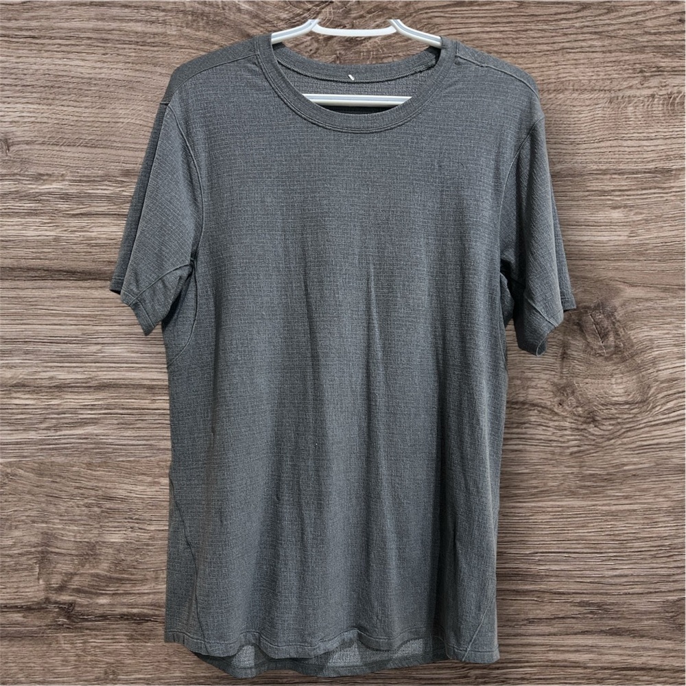 (1) Lululemon Men's Short Sleeve Tee